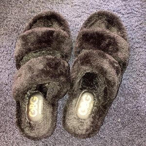 Fuzzy shoes GBG LOS ANGLES size 7